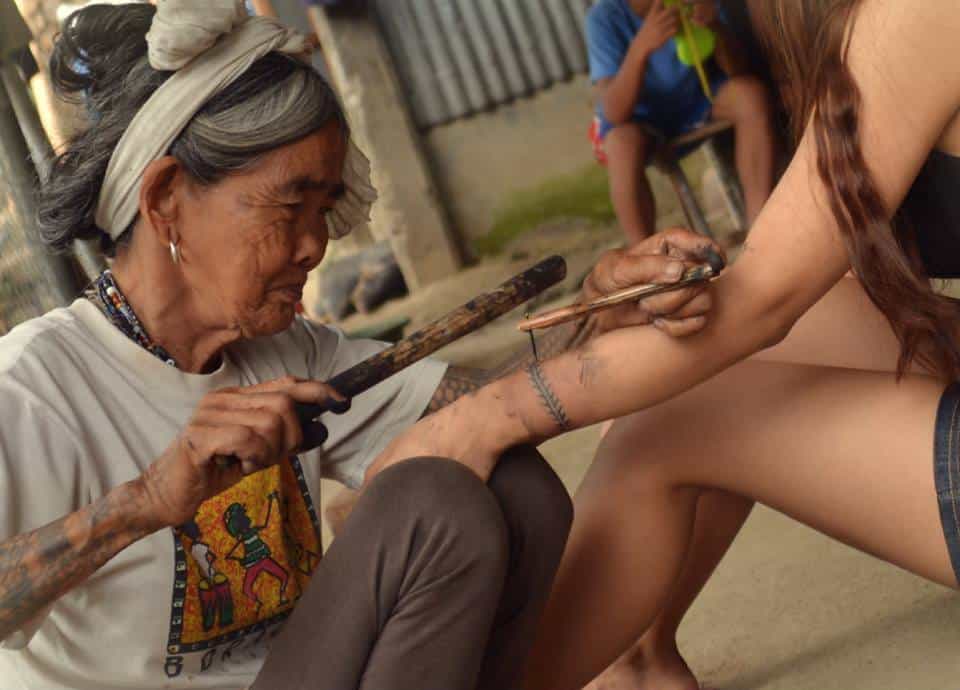 Les tatoueurs les plus célèbres de Whang-od Oggay