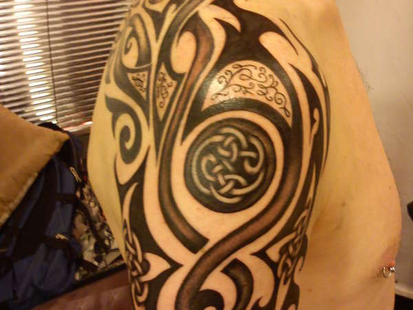 Celtic Knot και Tribal Tattoo