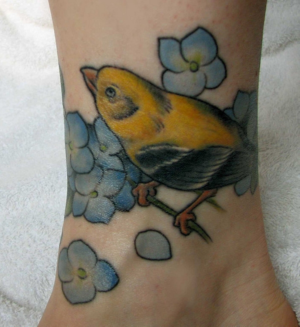 Tatouage de pinson et d'hortensia
