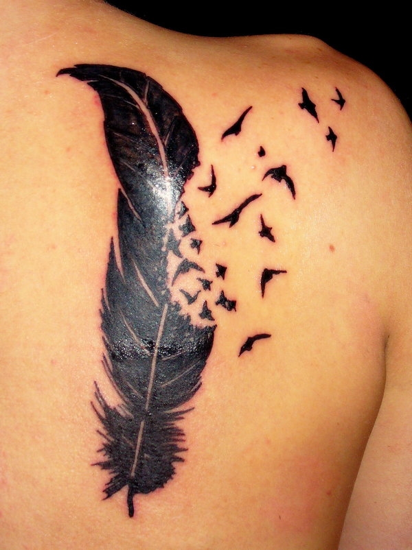 Φτερό και τατουάζ πουλιών
