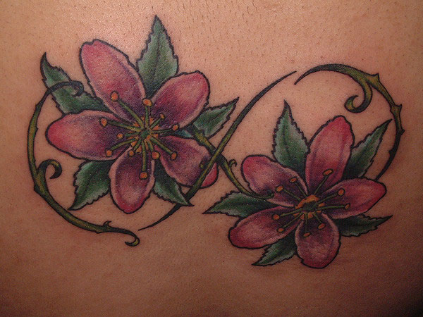 Tatouage symbolique de fleurs