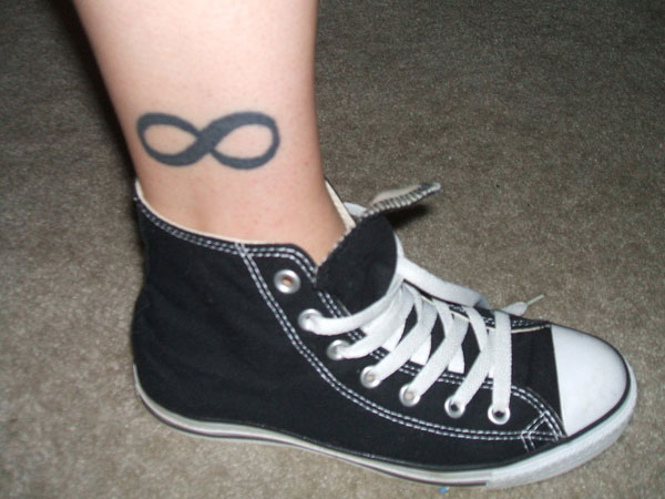 Tatouage de jambe de symbole