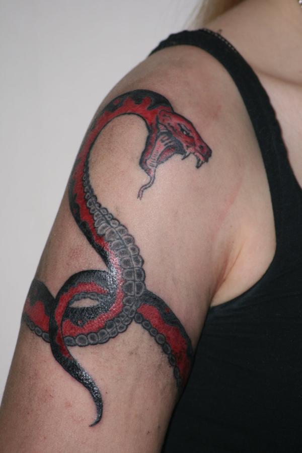 Tatouage de serpent dangereux