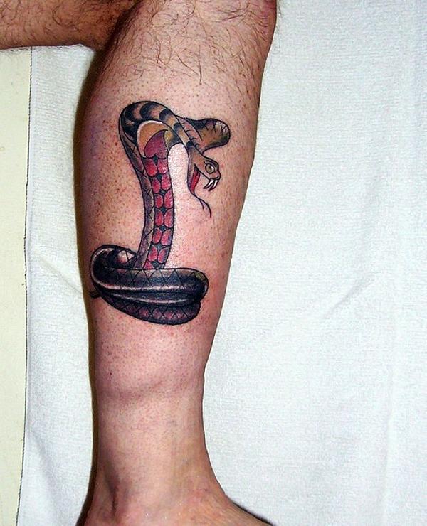 Tatouage de serpent sur la patte avant