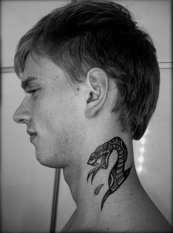 tatouage serpent sur le cou