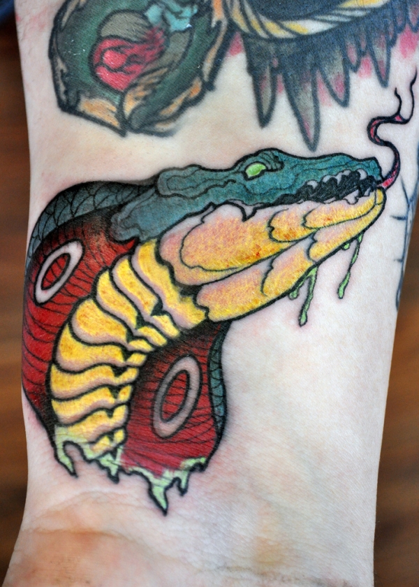 Μικρό κόκκινο φίδι τατουάζ