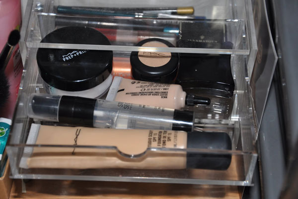 Gros plan de stockage de maquillage