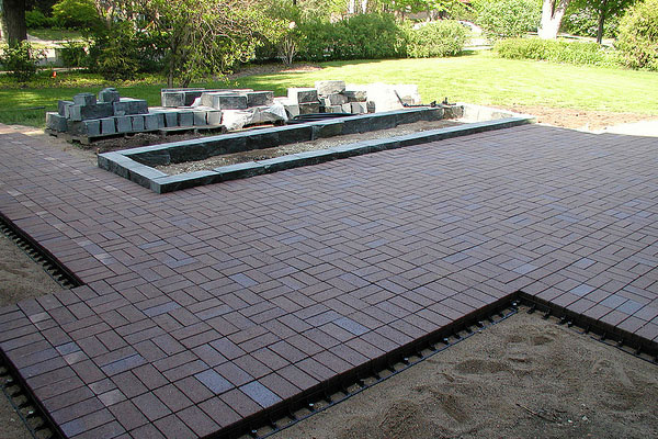 Patio pavé soigné