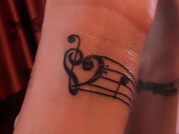 Tatouage de coeur de clé de basse de sol