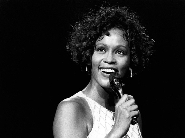 Whitney avec des boucles afro