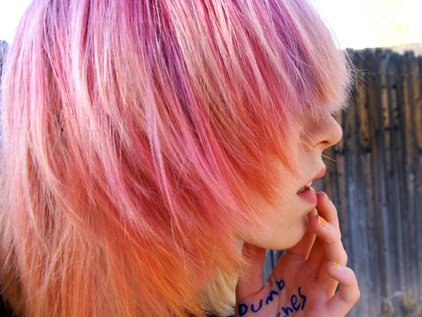 Cheveux agités rose pâle