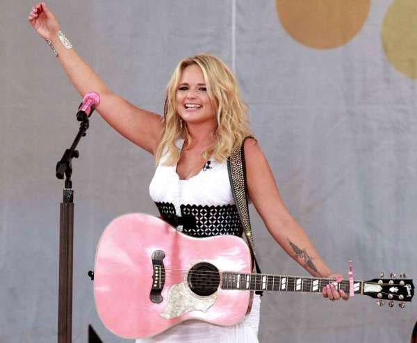 Miranda avec guitare rose