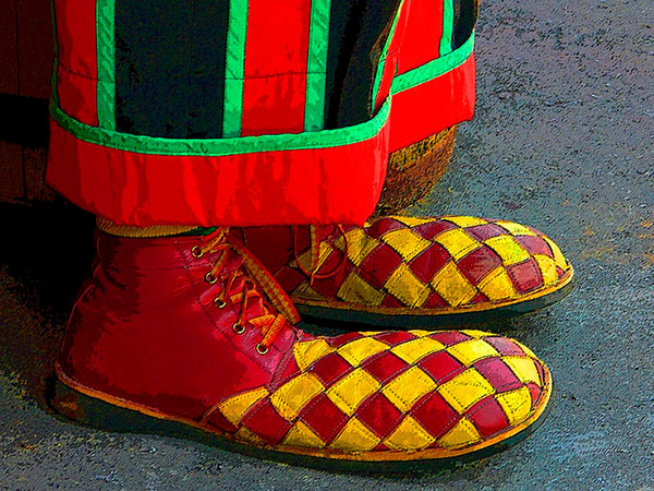 נעליים בצבע צהוב אדום