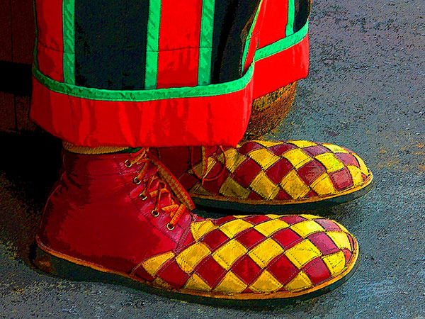 Chaussures à carreaux rouges et jaunes