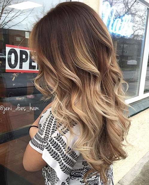 Balayage blonde met en évidence les cheveux bruns