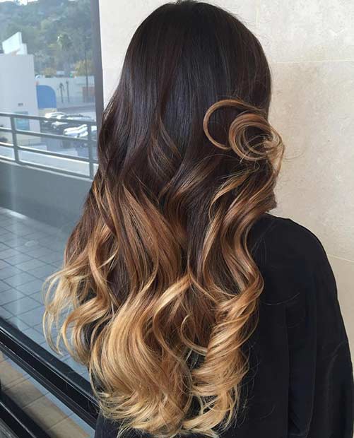 הדגשים בלונדינית Balayage Lowlights על שיער כהה