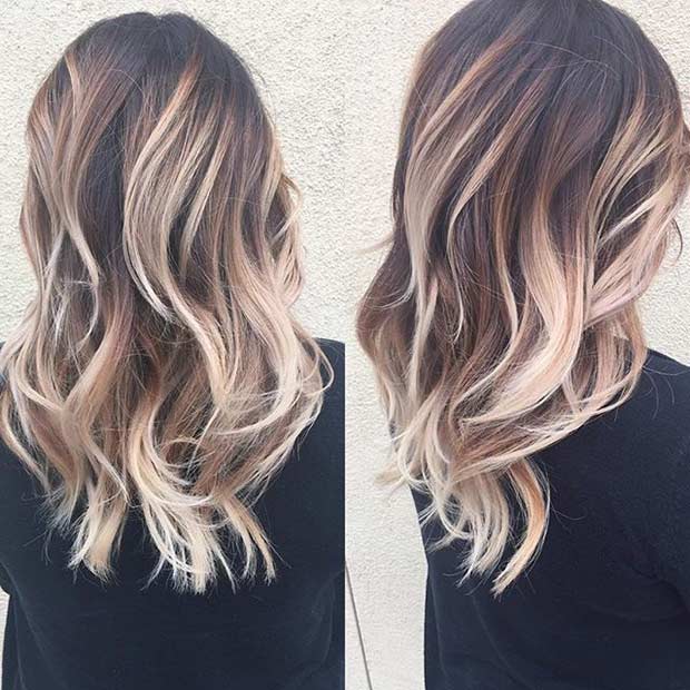 Balayage blond met en évidence les cheveux bruns