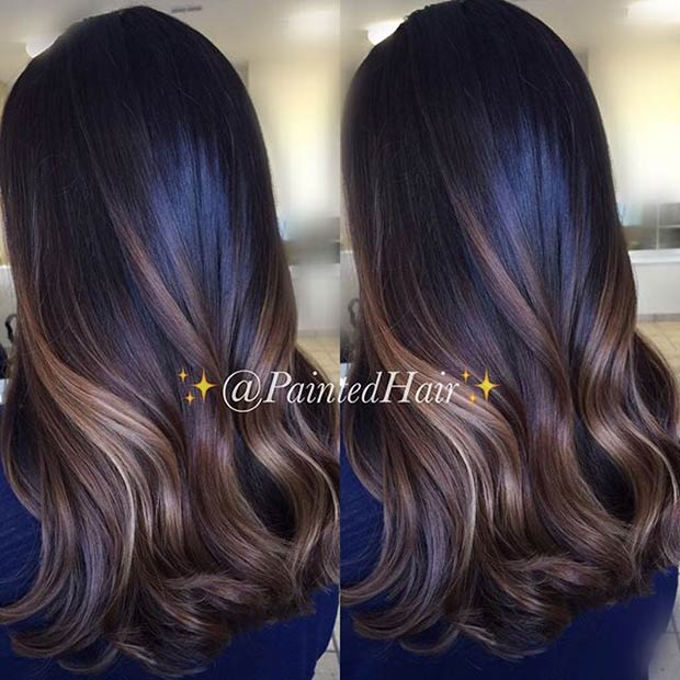 Faits saillants du balayage doré et brun caramel pour les brunes