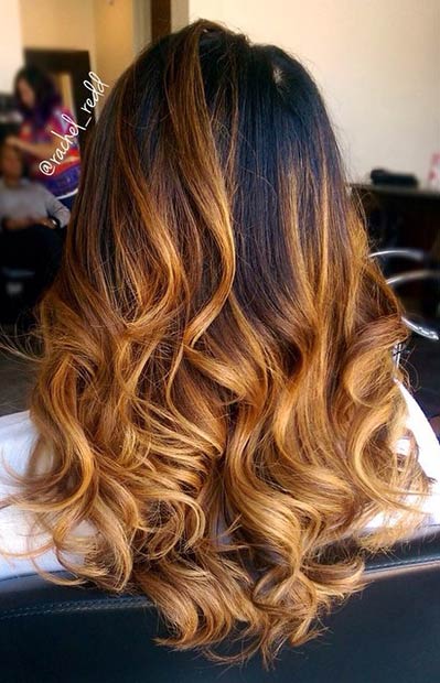 Faits saillants du balayage au caramel et au cuivre sur les cheveux foncés