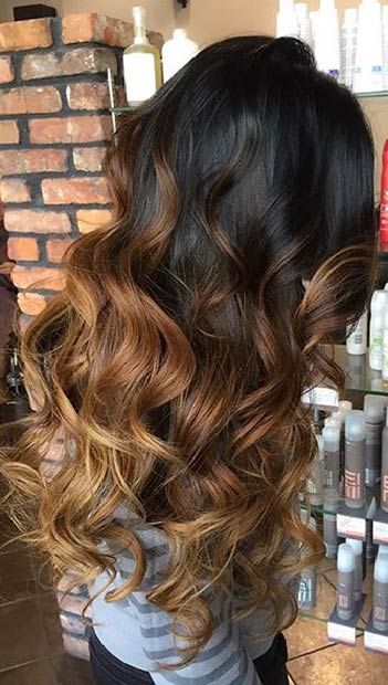 Faits saillants de balayage brun caramel sur cheveux foncés