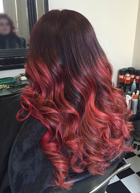 Cheveux dégradés bordeaux à rouge vif