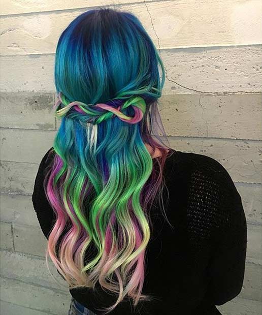 Cheveux bleu sarcelle avec des pointes colorées