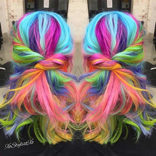 Cheveux mi-longs arc-en-ciel