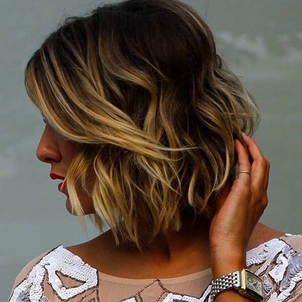 Coupe de cheveux Choppy Bob avec des points culminants de balayage au caramel