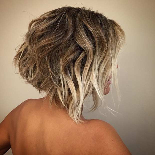 Coiffure courte de Bob avec des points culminants de balayage de blonde avant