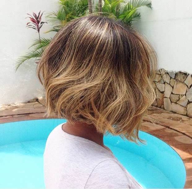 Short Bob avec des points culminants de Balayage Blonde au Miel