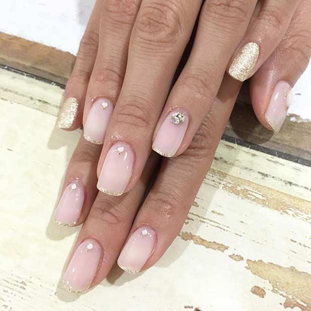 Conception d'ongles de mariage à pointe française à paillettes dorées