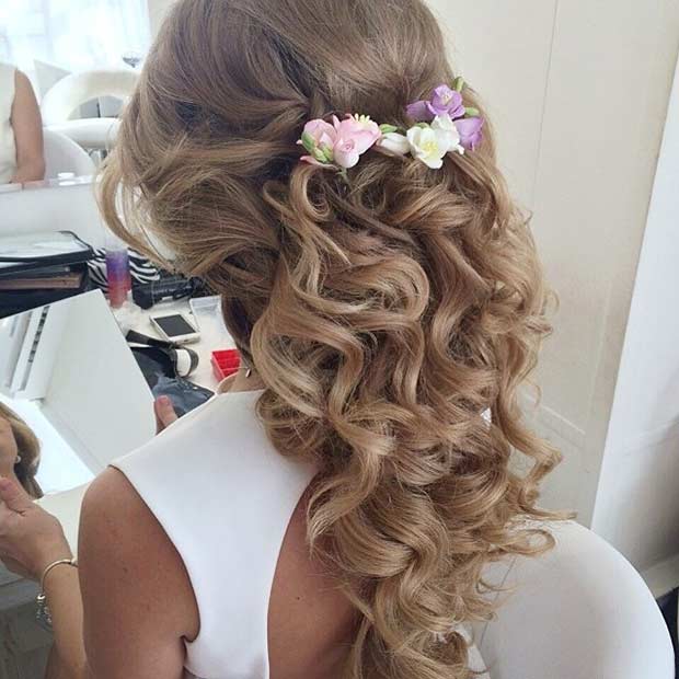 Cheveux bouclés avec des fleurs pour le bal