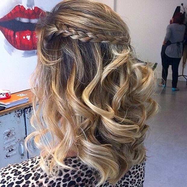 Cheveux volumineux bouclés pour le bal