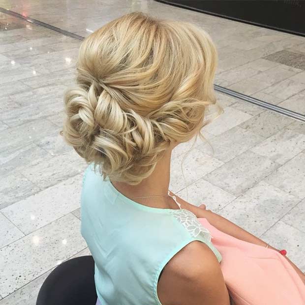 Κομψό σγουρό κουλούρι Updo για Prom