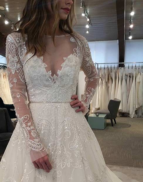 Robe de mariée en dentelle blanche à manches longues