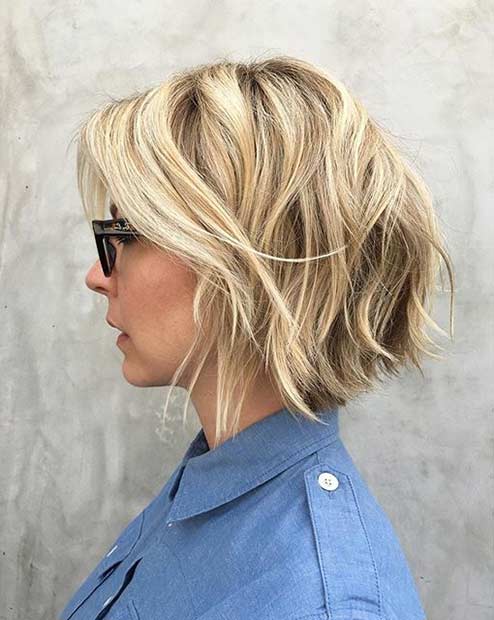 Coiffure blonde courte avec des couches