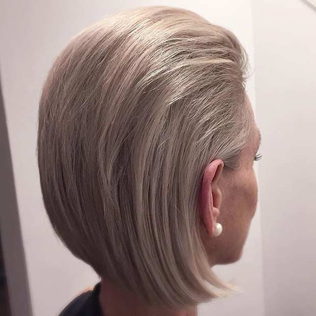 Coiffure courte blonde cendrée lissée au dos