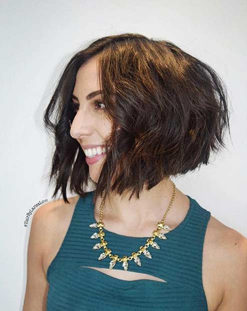 Coupe de cheveux courte texturée pour cheveux épais