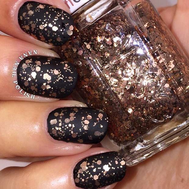 Ματ Μαύρο και Ροζ Χρυσό Glitter Nails για την Πρωτοχρονιά