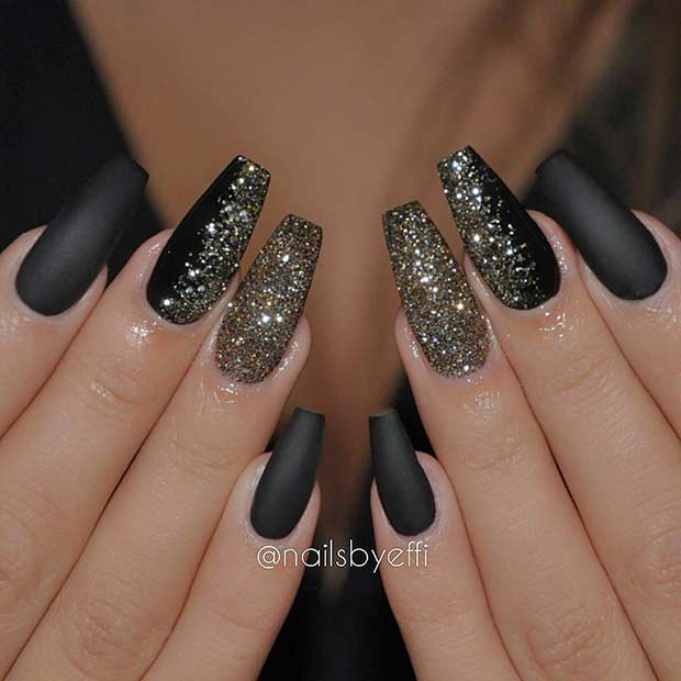 Ongles de cercueil à paillettes noir mat