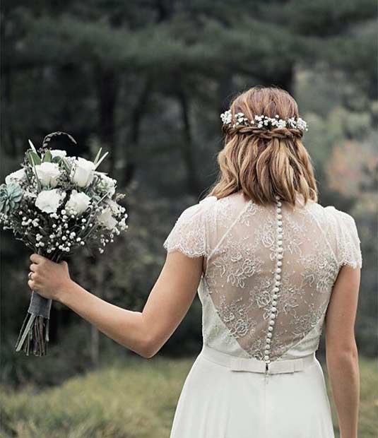 Απλό Half Up Wedding Hairstyle για Νύφες με Κοντά μαλλιά