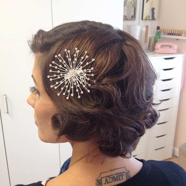 Coiffure de mariage rétro bouclée pour cheveux courts