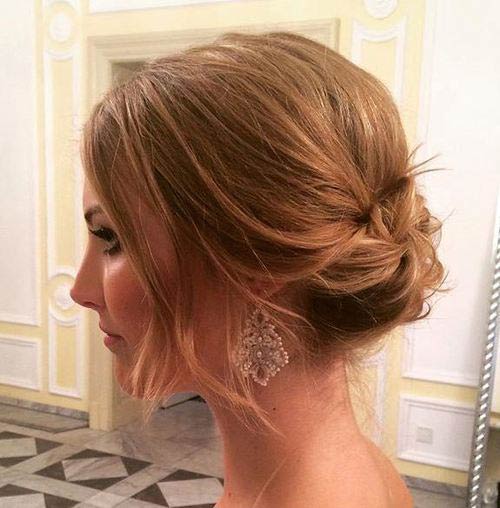 Chignon de mariage en désordre pour cheveux courts