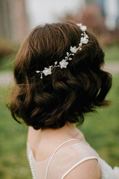 Coiffure de mariage bouclée de longueur moyenne avec casque