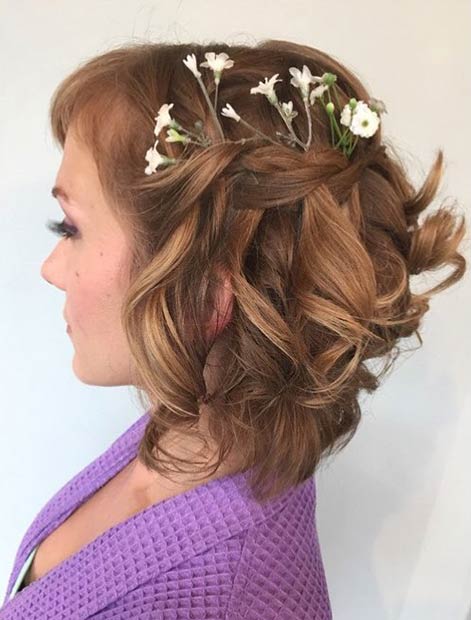 Coiffure de mariage bouclée avec des fleurs pour cheveux courts