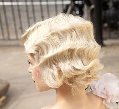 Coiffure ondulée de mariage pour cheveux courts