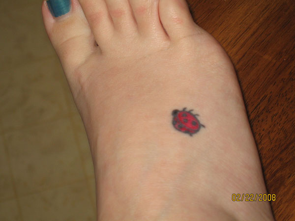 Tatouage pied coccinelle