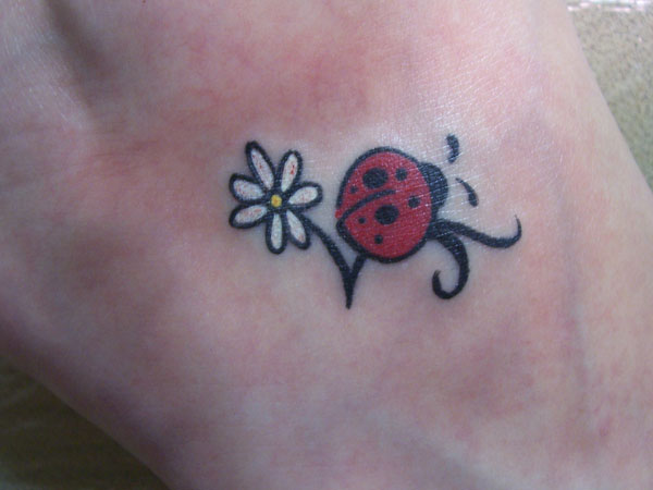 Υπέροχο τατουάζ Ladybug