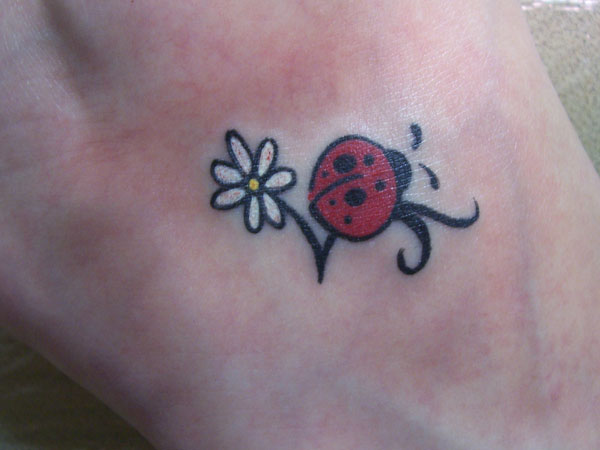 Beau tatouage de coccinelle