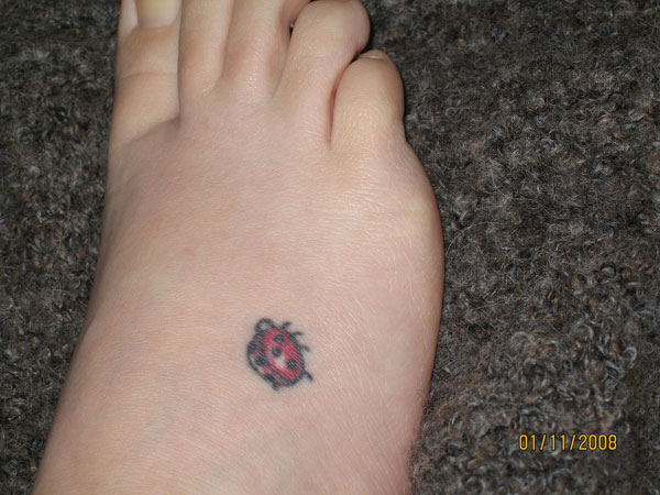 Tatouage de petite coccinelle